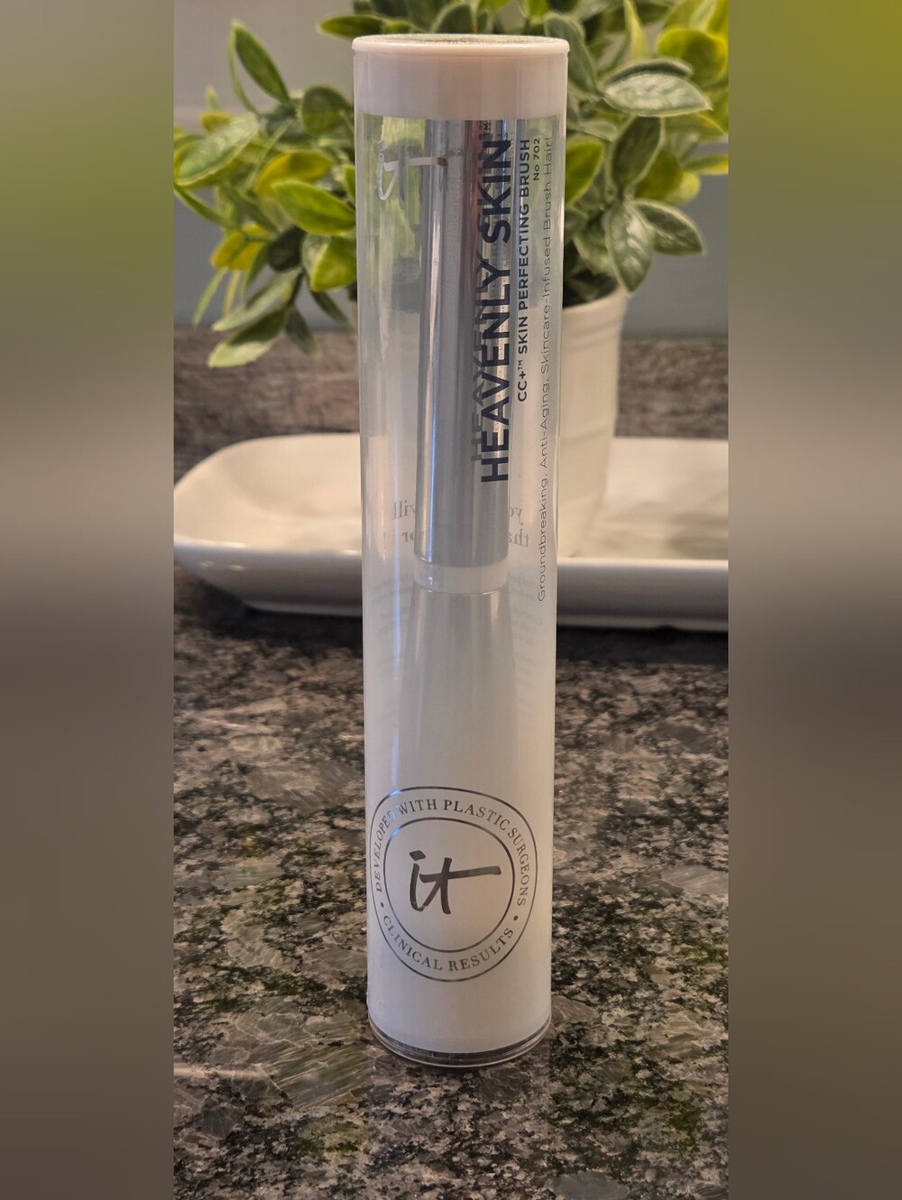 IT Cosmetics Heavenly Skin CC+ Skin-Perfecting Brush #702 NWOT